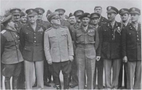 Иллюстрация к книге — Записки из чемодана. Тайные дневники первого председателя КГБ, найденные через 25 лет после его смерти [i_038.jpg]