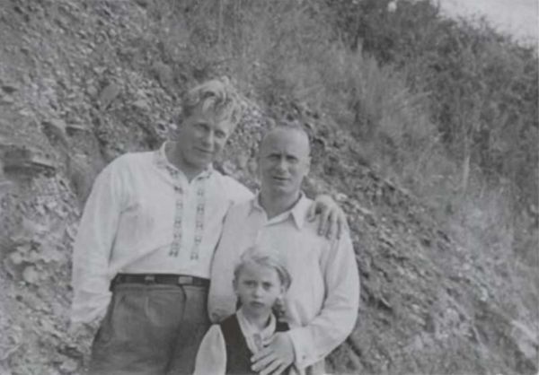 Иллюстрация к книге — Записки из чемодана. Тайные дневники первого председателя КГБ, найденные через 25 лет после его смерти [i_046.jpg]