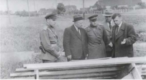 Иллюстрация к книге — Записки из чемодана. Тайные дневники первого председателя КГБ, найденные через 25 лет после его смерти [i_059.jpg]