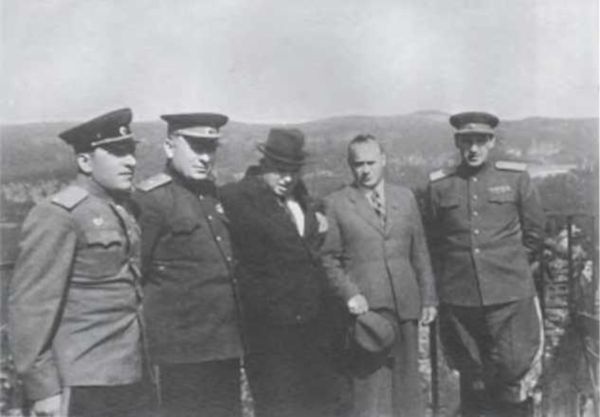 Иллюстрация к книге — Записки из чемодана. Тайные дневники первого председателя КГБ, найденные через 25 лет после его смерти [i_060.jpg]