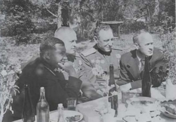 Иллюстрация к книге — Записки из чемодана. Тайные дневники первого председателя КГБ, найденные через 25 лет после его смерти [i_066.jpg]