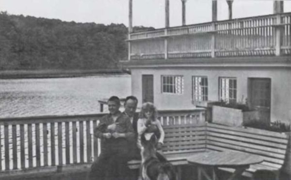 Иллюстрация к книге — Записки из чемодана. Тайные дневники первого председателя КГБ, найденные через 25 лет после его смерти [i_070.jpg]