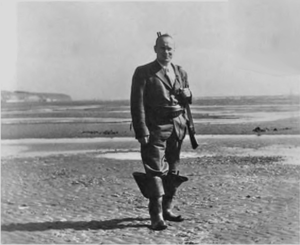 Иллюстрация к книге — Записки из чемодана. Тайные дневники первого председателя КГБ, найденные через 25 лет после его смерти [i_073.jpg]