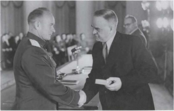 Иллюстрация к книге — Записки из чемодана. Тайные дневники первого председателя КГБ, найденные через 25 лет после его смерти [i_074.jpg]