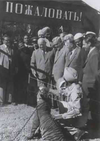 Иллюстрация к книге — Записки из чемодана. Тайные дневники первого председателя КГБ, найденные через 25 лет после его смерти [i_096.jpg]