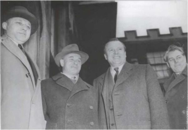 Иллюстрация к книге — Записки из чемодана. Тайные дневники первого председателя КГБ, найденные через 25 лет после его смерти [i_100.jpg]