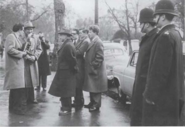 Иллюстрация к книге — Записки из чемодана. Тайные дневники первого председателя КГБ, найденные через 25 лет после его смерти [i_101.jpg]