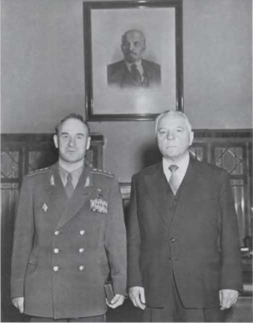 Иллюстрация к книге — Записки из чемодана. Тайные дневники первого председателя КГБ, найденные через 25 лет после его смерти [i_103.jpg]