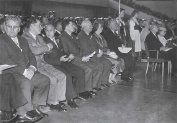 Иллюстрация к книге — Записки из чемодана. Тайные дневники первого председателя КГБ, найденные через 25 лет после его смерти [i_105.jpg]