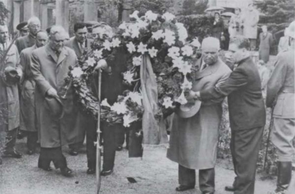 Иллюстрация к книге — Записки из чемодана. Тайные дневники первого председателя КГБ, найденные через 25 лет после его смерти [i_106.jpg]