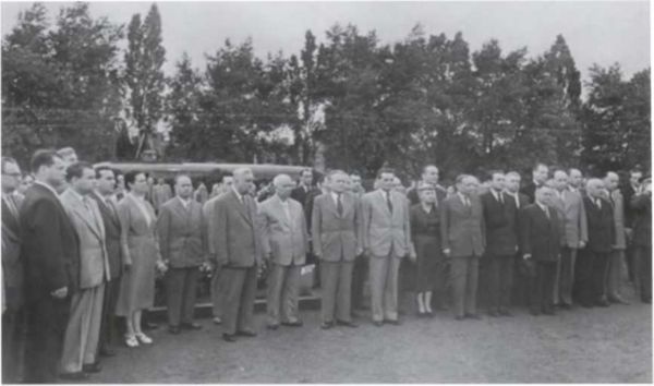 Иллюстрация к книге — Записки из чемодана. Тайные дневники первого председателя КГБ, найденные через 25 лет после его смерти [i_107.jpg]