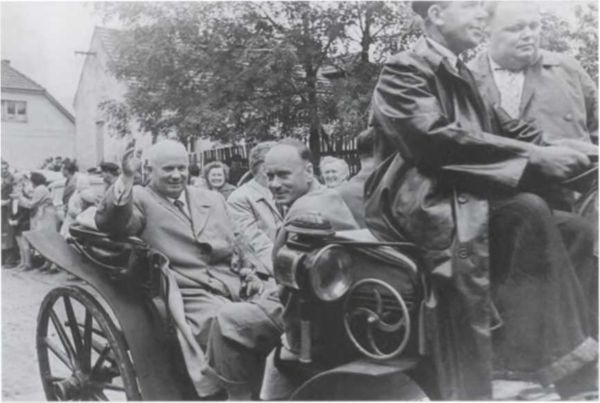 Иллюстрация к книге — Записки из чемодана. Тайные дневники первого председателя КГБ, найденные через 25 лет после его смерти [i_108.jpg]