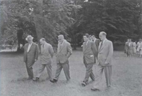 Иллюстрация к книге — Записки из чемодана. Тайные дневники первого председателя КГБ, найденные через 25 лет после его смерти [i_110.jpg]