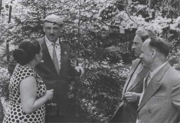 Иллюстрация к книге — Записки из чемодана. Тайные дневники первого председателя КГБ, найденные через 25 лет после его смерти [i_122.jpg]