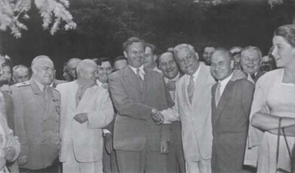 Иллюстрация к книге — Записки из чемодана. Тайные дневники первого председателя КГБ, найденные через 25 лет после его смерти [i_128.jpg]