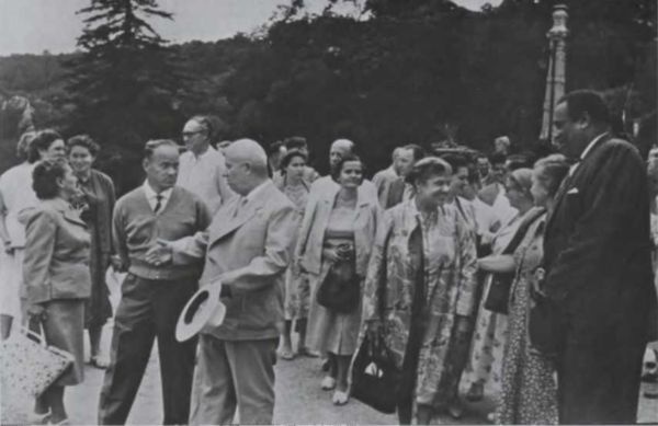 Иллюстрация к книге — Записки из чемодана. Тайные дневники первого председателя КГБ, найденные через 25 лет после его смерти [i_129.jpg]