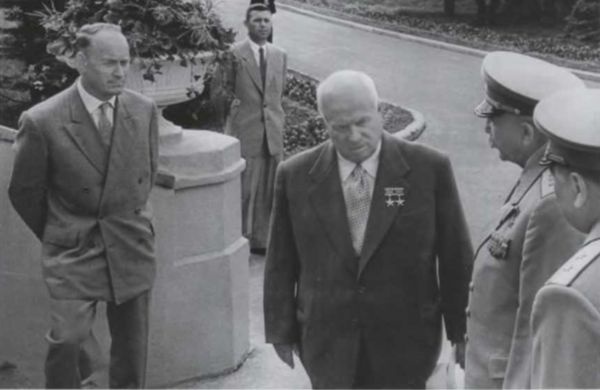 Иллюстрация к книге — Записки из чемодана. Тайные дневники первого председателя КГБ, найденные через 25 лет после его смерти [i_131.jpg]