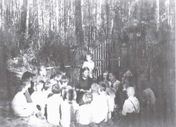 Иллюстрация к книге — Товарищ Павлик. Взлет и падение советского мальчика-героя [i_004.jpg]