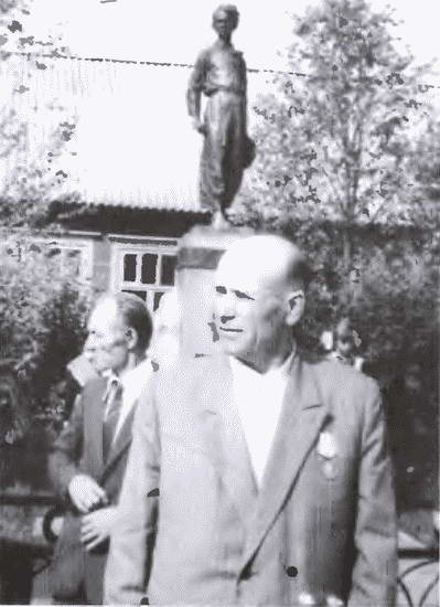 Иллюстрация к книге — Товарищ Павлик. Взлет и падение советского мальчика-героя [i_006.jpg]