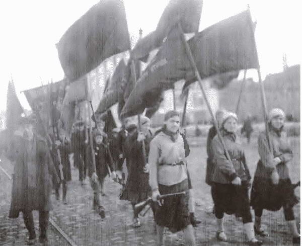 Иллюстрация к книге — Товарищ Павлик. Взлет и падение советского мальчика-героя [i_011.jpg]