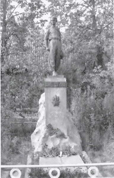 Иллюстрация к книге — Товарищ Павлик. Взлет и падение советского мальчика-героя [i_033.jpg]