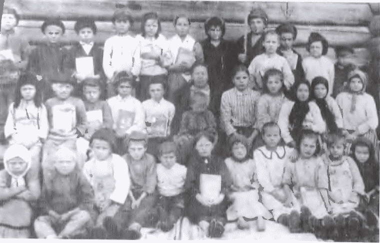 Иллюстрация к книге — Товарищ Павлик. Взлет и падение советского мальчика-героя [i_035.jpg]