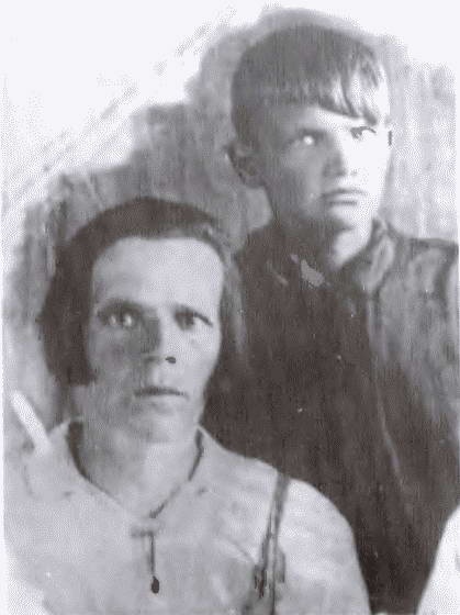 Иллюстрация к книге — Товарищ Павлик. Взлет и падение советского мальчика-героя [i_036.jpg]