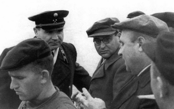 Иллюстрация к книге — Байбаков [i_018.jpg]