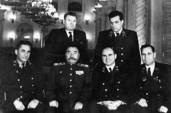 Иллюстрация к книге — Байбаков [i_020.jpg]