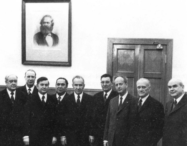 Иллюстрация к книге — Байбаков [i_031.jpg]