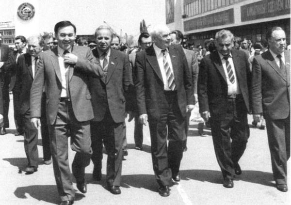 Иллюстрация к книге — Байбаков [i_039.jpg]