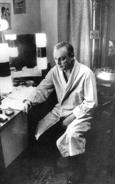 Иллюстрация к книге — Кирилл Лавров [i_031.jpg]