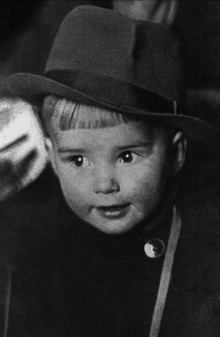 Иллюстрация к книге — Александр Абдулов. Необыкновенное чудо [i_002.jpg]