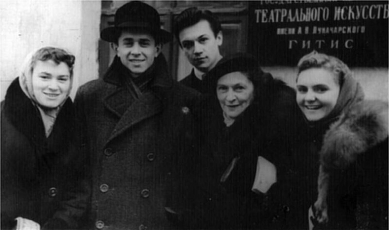 Иллюстрация к книге — Мои пригорки, ручейки. Воспоминания актрисы [i_013.jpg]