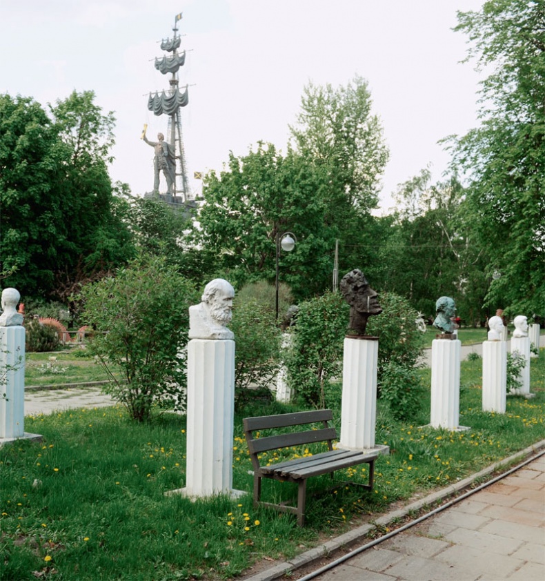 Иллюстрация к книге — Бес искусства. Невероятная история одного арт-проекта [_7.jpg]