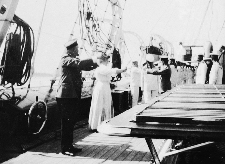 Иллюстрация к книге — Врачи двора его Императорского величества, или Как лечили царскую семью [_433.jpg]