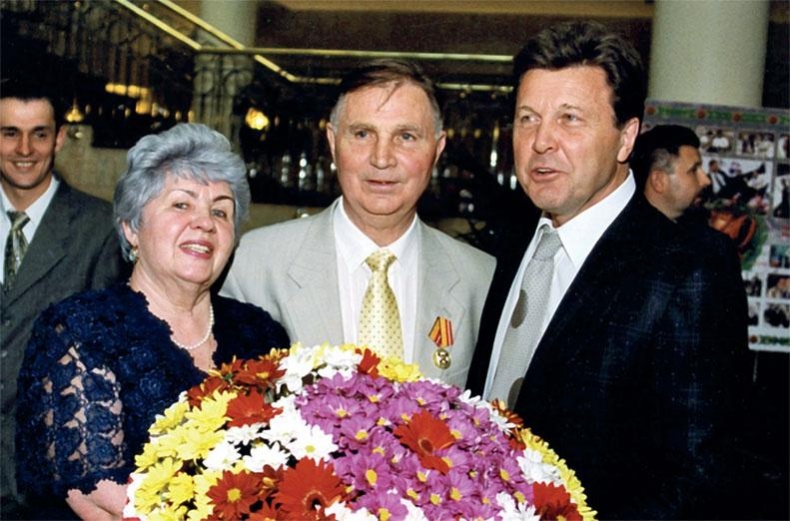 Иллюстрация к книге — Виктор Тихонов. Жизнь во имя хоккея [_131.jpg]