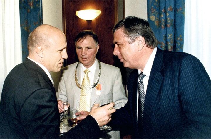 Иллюстрация к книге — Виктор Тихонов. Жизнь во имя хоккея [_136.jpg]