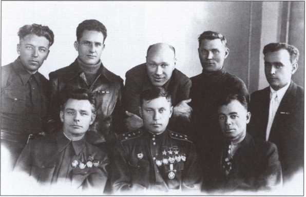 Иллюстрация к книге — Покрышкин [i_039.jpg]