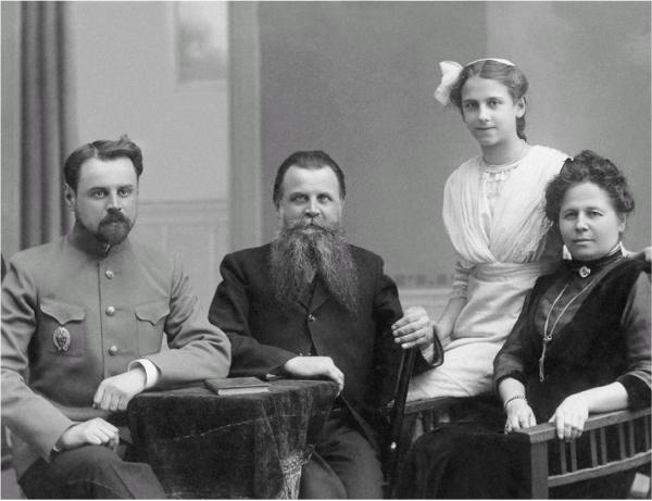 Иллюстрация к книге — Лосев [i_034.jpg]