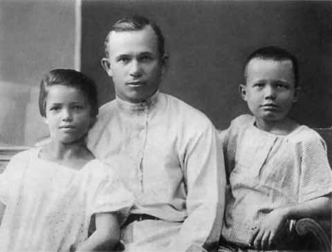 Иллюстрация к книге — Хрущев [i_009.jpg]