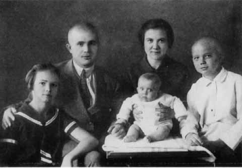 Иллюстрация к книге — Хрущев [i_013.jpg]