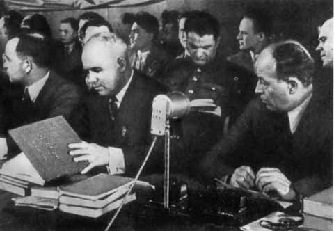 Иллюстрация к книге — Хрущев [i_021.jpg]