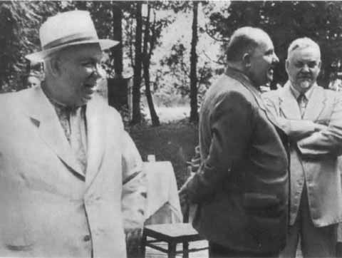 Иллюстрация к книге — Хрущев [i_048.jpg]