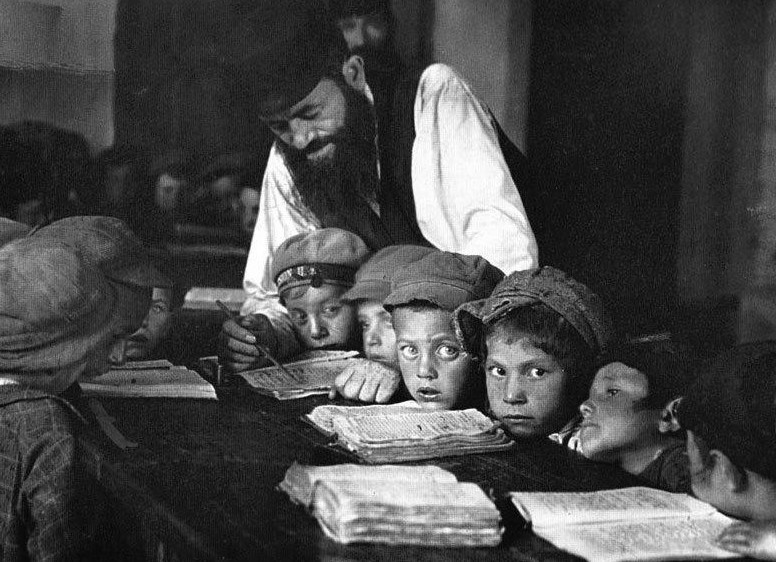 Иллюстрация к книге — Еврейское счастье Арона-Сапожника. Сапоги для Парада Победы [i_004.jpg]