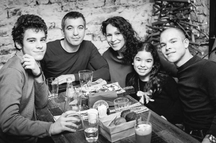 Иллюстрация к книге — Еврейское счастье Арона-Сапожника. Сапоги для Парада Победы [i_006.jpg]