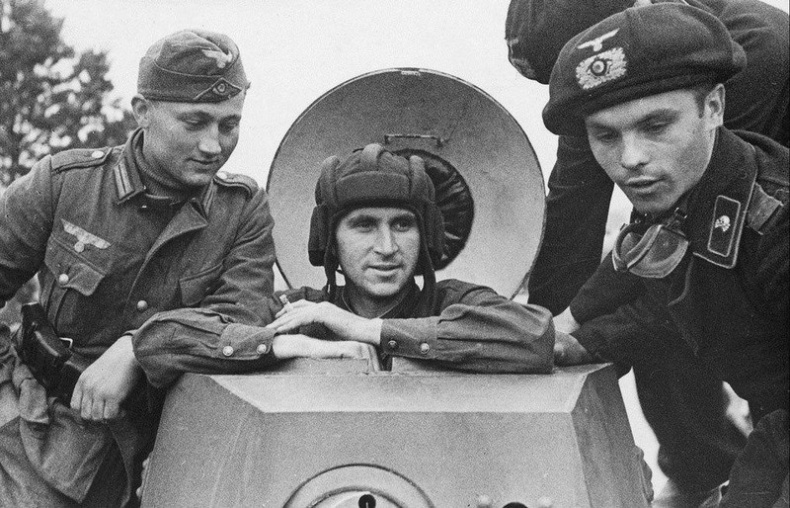 Иллюстрация к книге — Еврейское счастье Арона-Сапожника. Сапоги для Парада Победы [i_007.jpg]