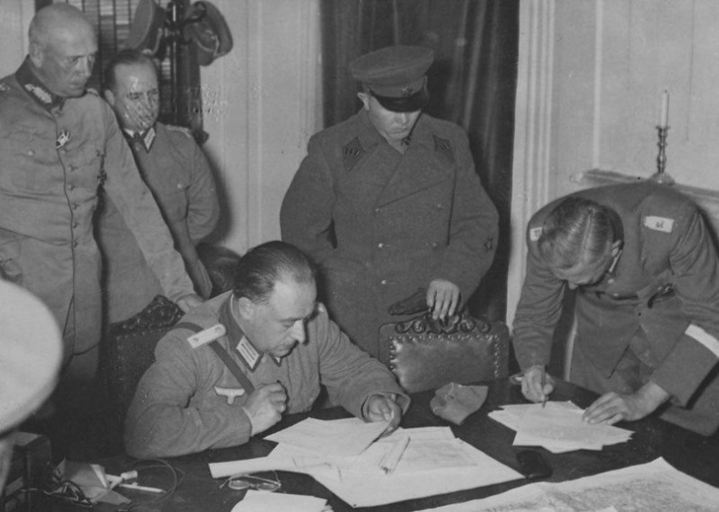 Иллюстрация к книге — Еврейское счастье Арона-Сапожника. Сапоги для Парада Победы [i_010.jpg]