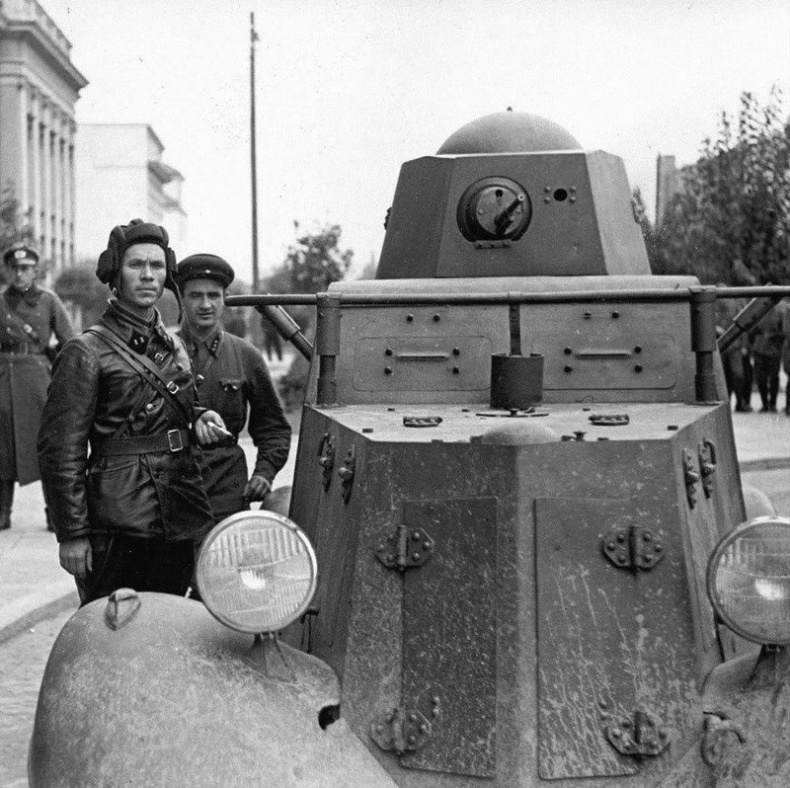 Иллюстрация к книге — Еврейское счастье Арона-Сапожника. Сапоги для Парада Победы [i_011.jpg]