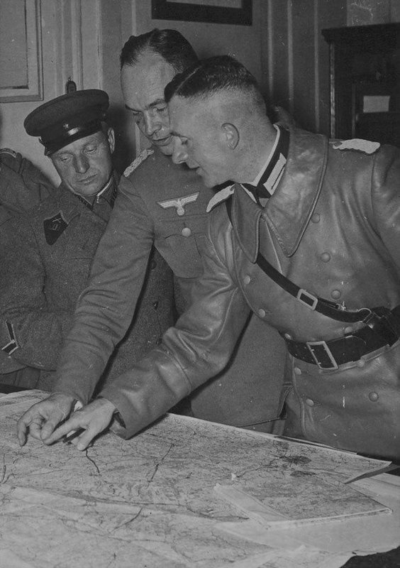 Иллюстрация к книге — Еврейское счастье Арона-Сапожника. Сапоги для Парада Победы [i_012.jpg]